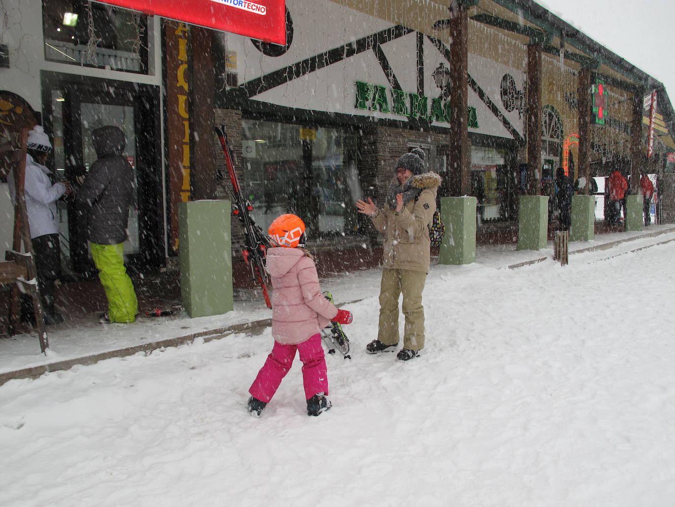 La estación ha abierto intermitentemente este sábado con importante presencia de público a pesar del temporal 