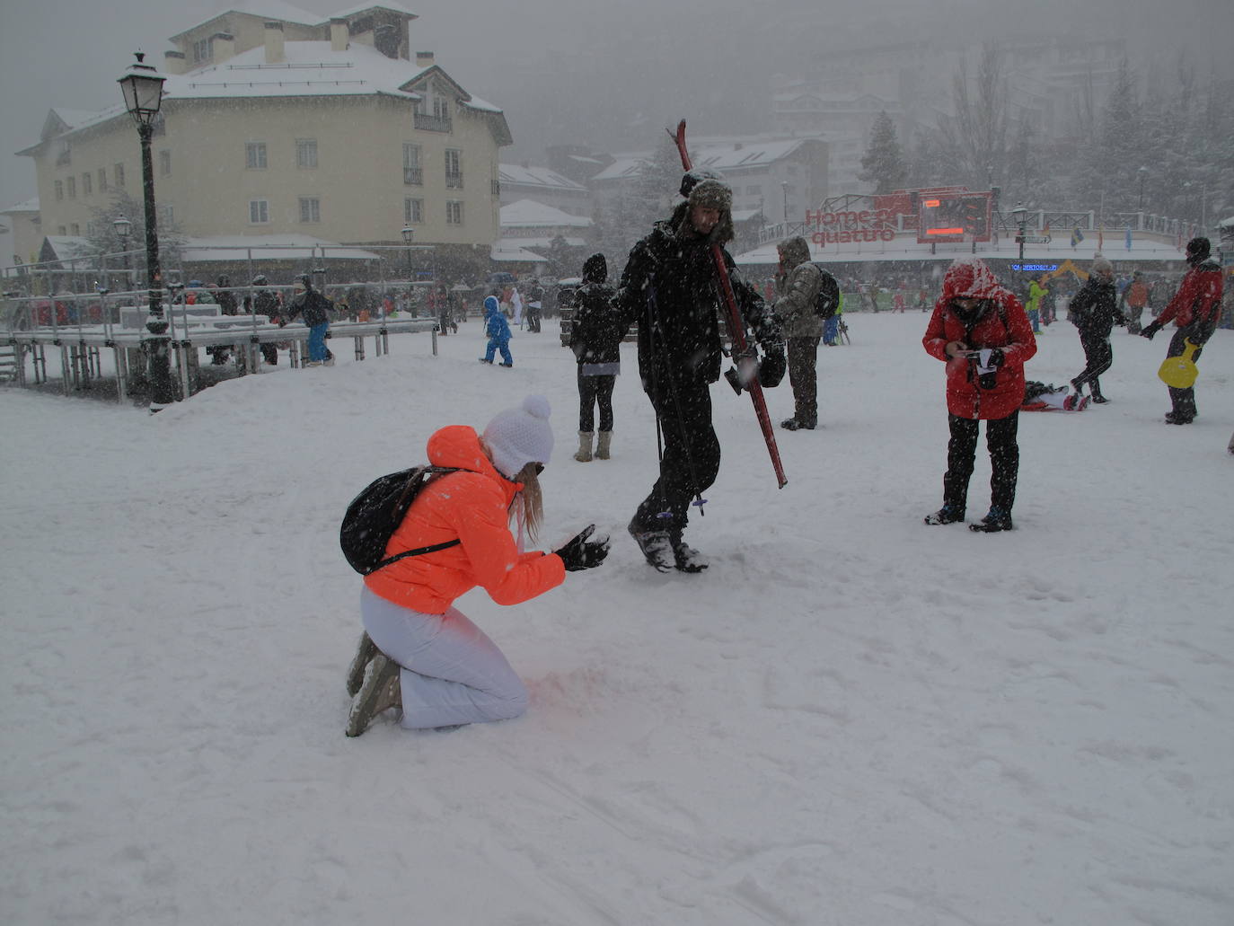 La estación ha abierto intermitentemente este sábado con importante presencia de público a pesar del temporal 