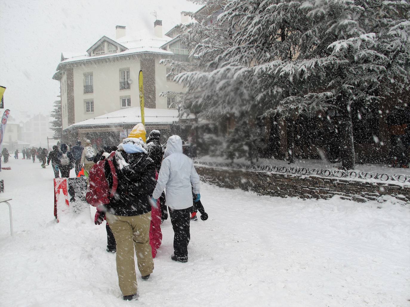 La estación ha abierto intermitentemente este sábado con importante presencia de público a pesar del temporal 