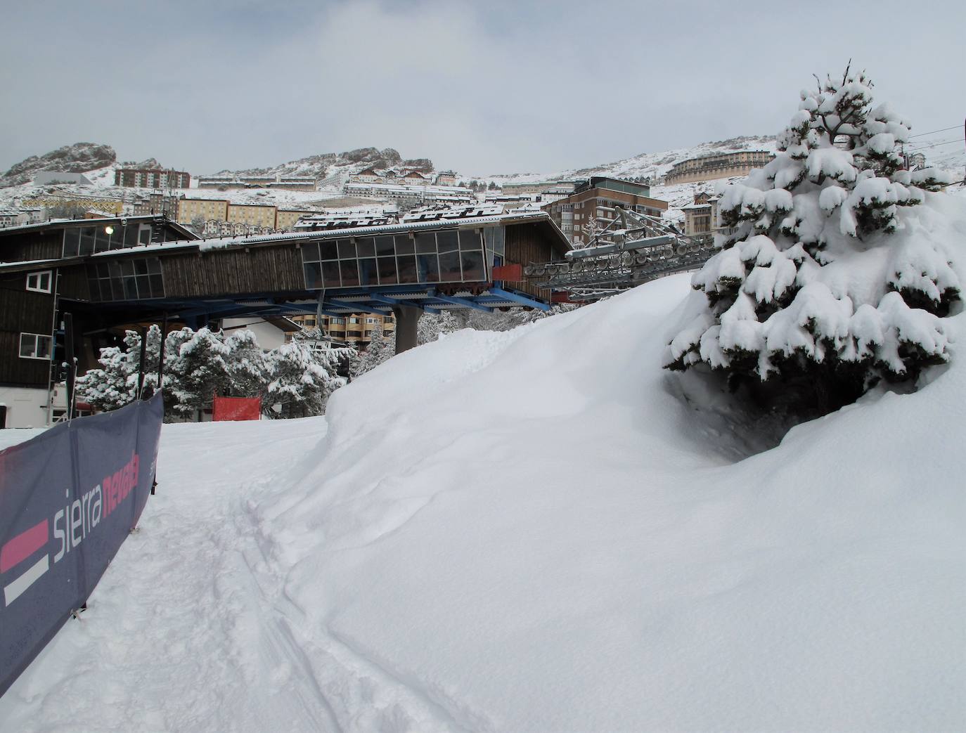 La estación ha abierto intermitentemente este sábado con importante presencia de público a pesar del temporal 