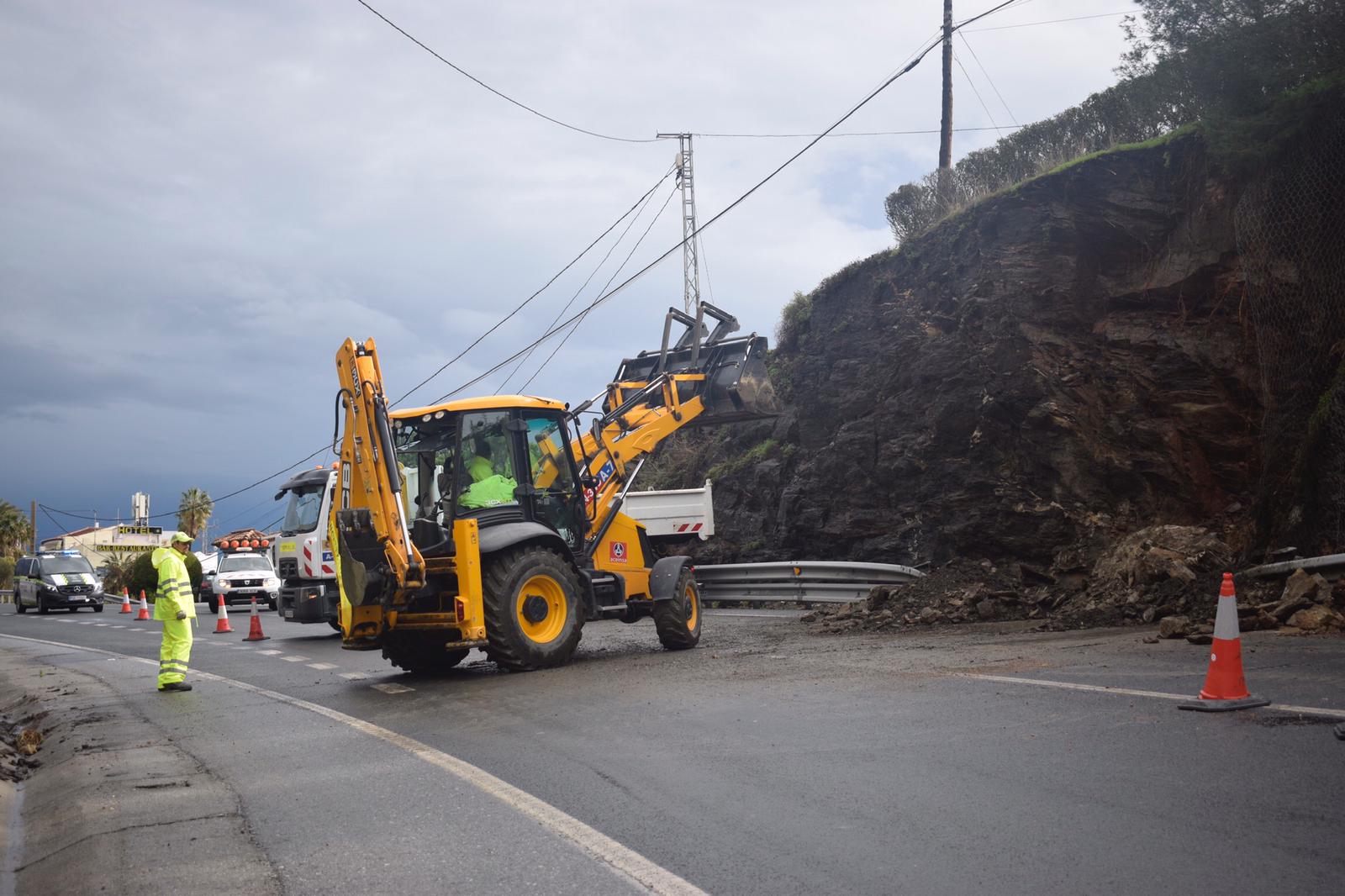 Los operarios terminan de retirar los restos del desprendimiento y van restableciendo el tráfico