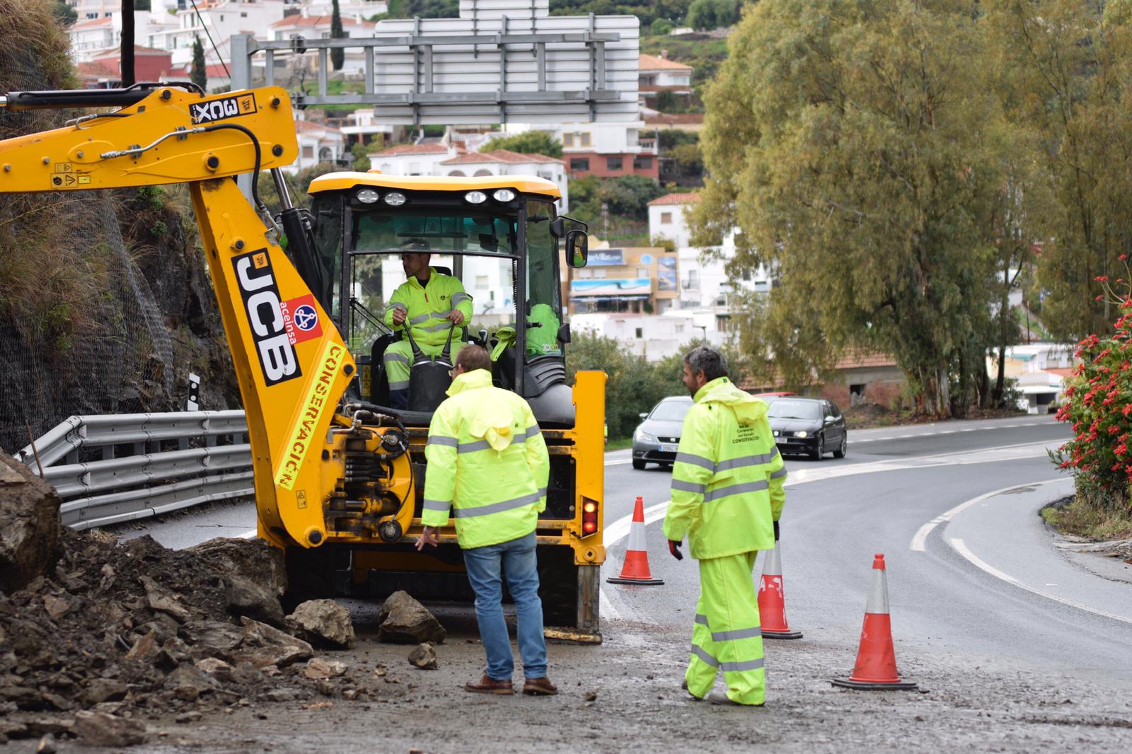 Los operarios terminan de retirar los restos del desprendimiento y van restableciendo el tráfico