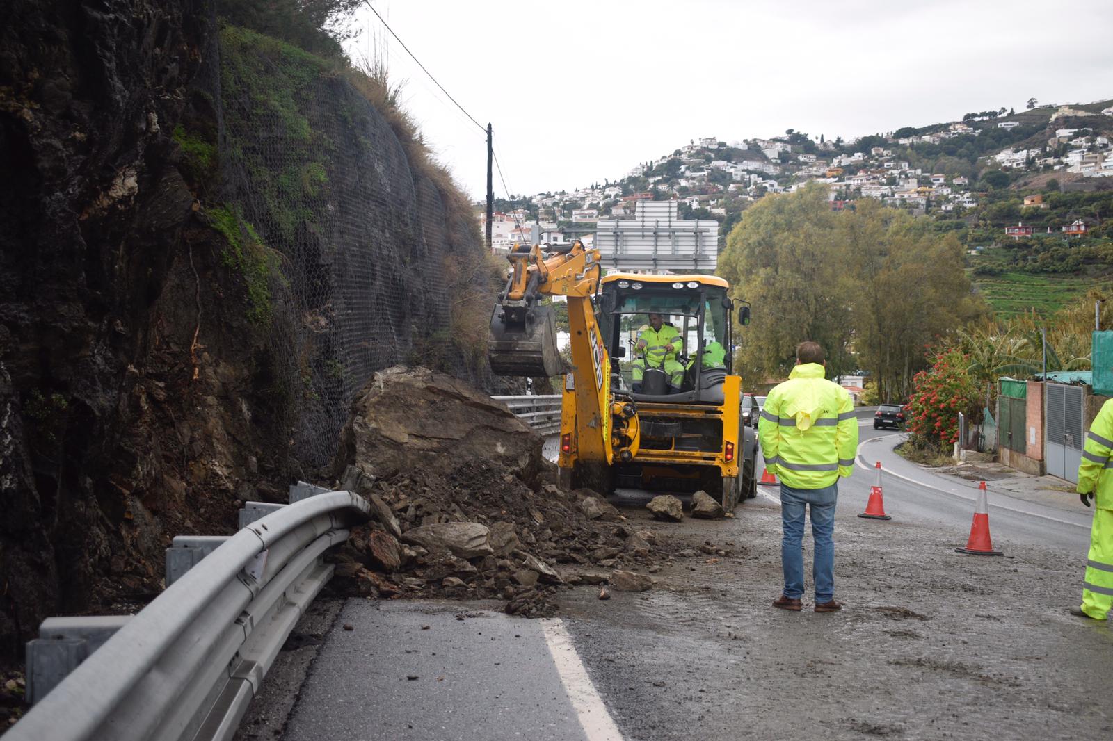 Los operarios terminan de retirar los restos del desprendimiento y van restableciendo el tráfico