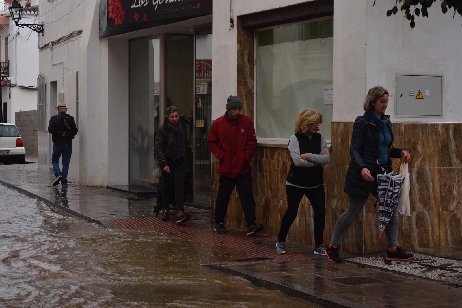 La lluvia inunda las calles de la localidad