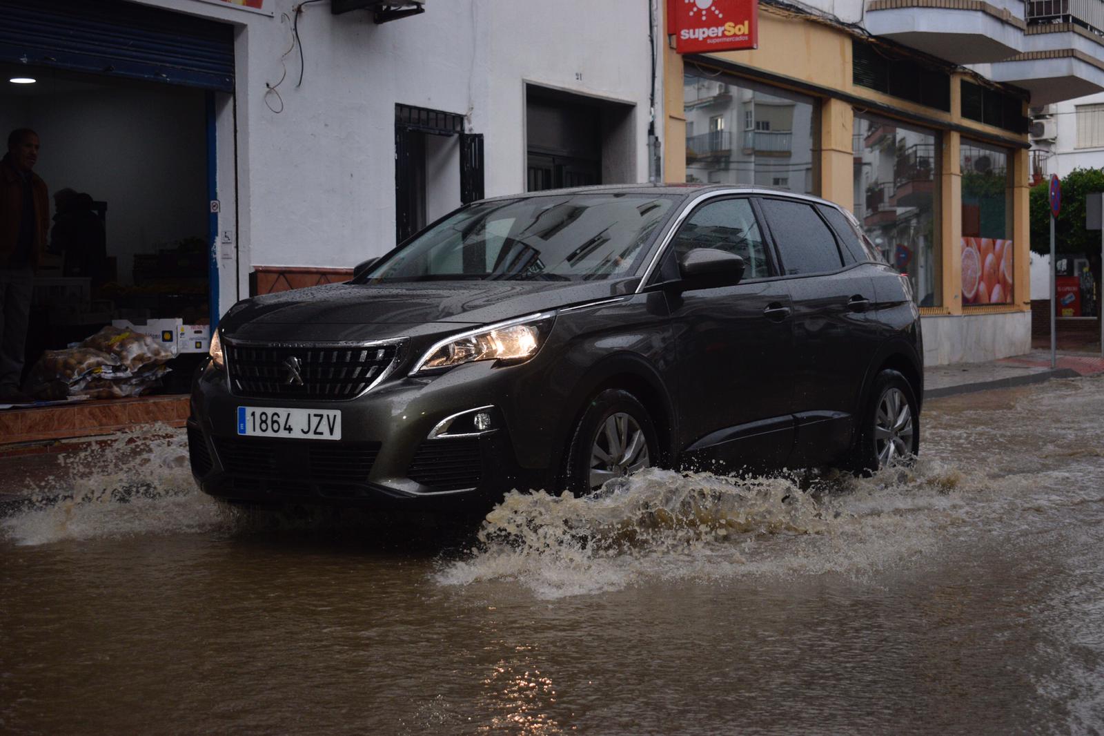 La lluvia inunda las calles de la localidad