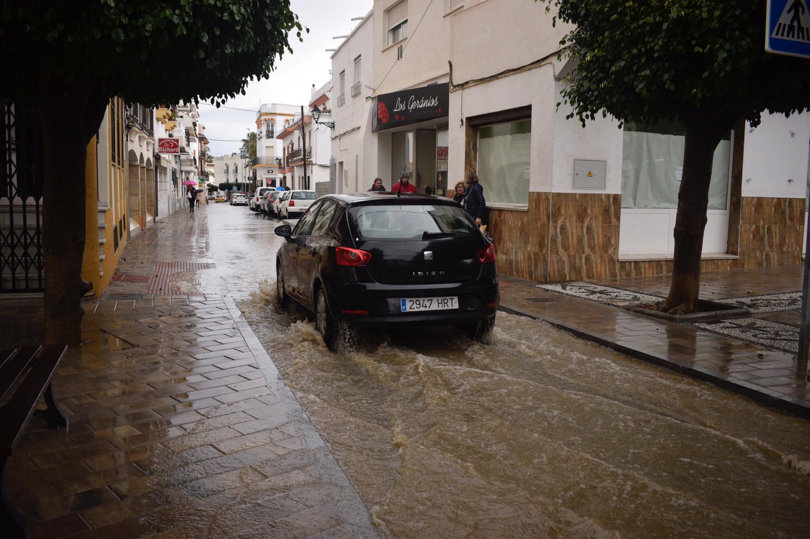 La lluvia inunda las calles de la localidad
