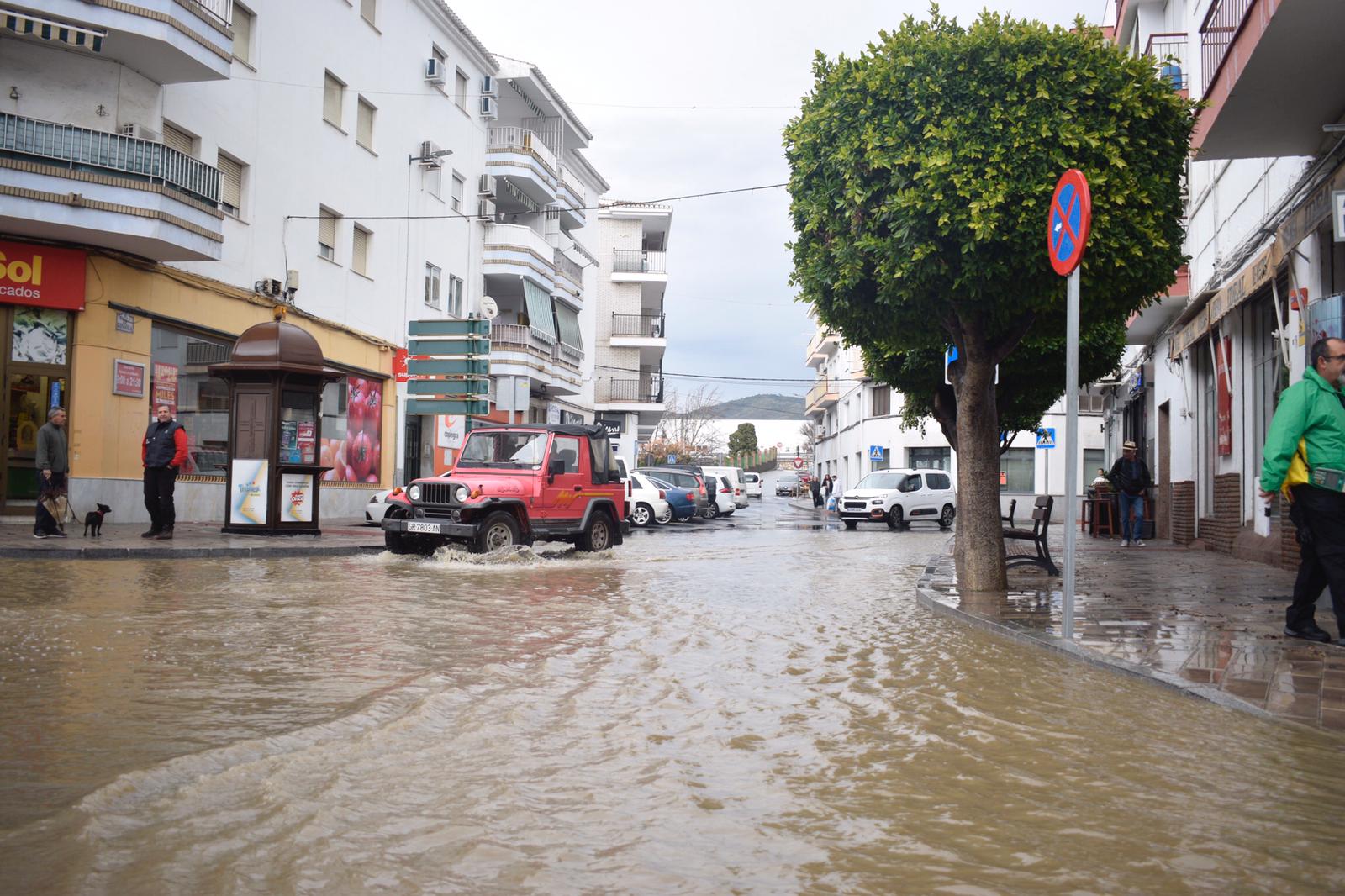 La lluvia inunda las calles de la localidad