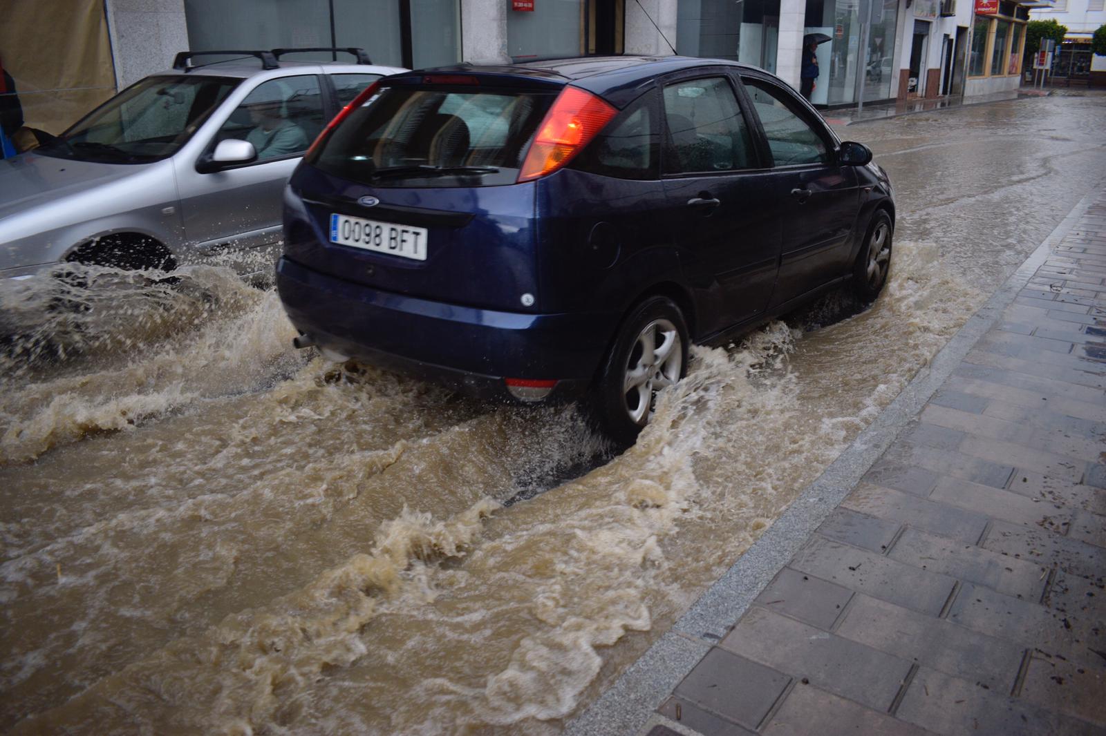La lluvia inunda las calles de la localidad