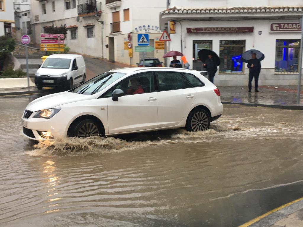 La lluvia inunda las calles de la localidad