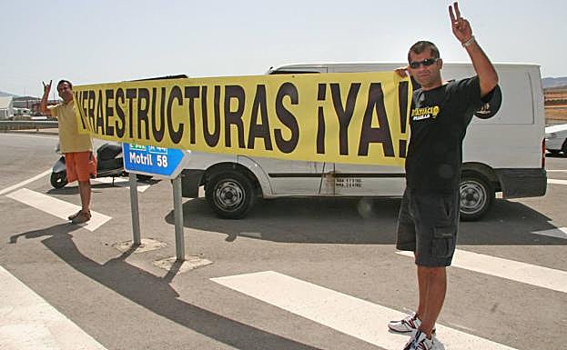 Marcha para reivindicar la autovía de la Costa en 2006, a la que solo acudió el convocante.