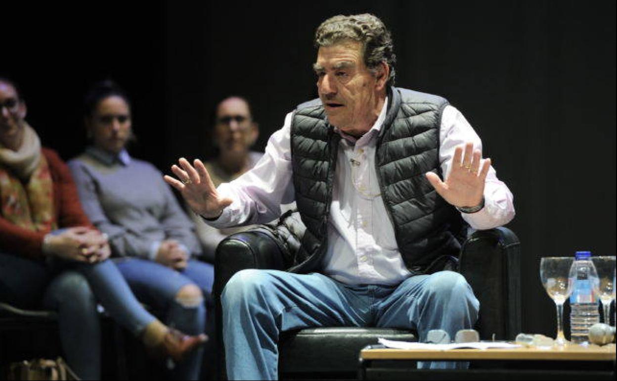 Juez Calatayud: «Los adultos también tenemos que ponernos límites porque, si no, no se los podemos poner a los hijos»