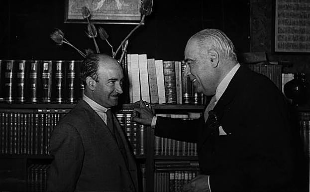 Rafael Zabaleta y Eugenio D'Ors en la biblioteca de este último. 