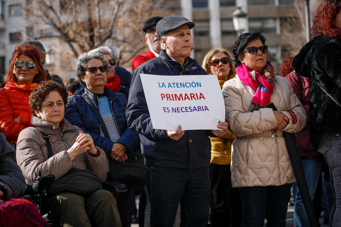 La absorcion de la Escuela Andaluza de Salud Publica toma protagonismo en la concentración que han secundado 400 ciudadanos