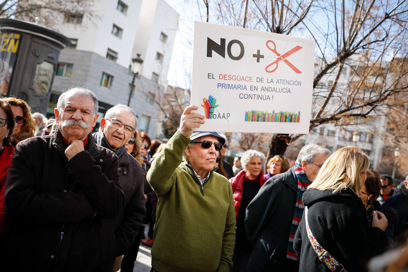 La absorcion de la Escuela Andaluza de Salud Publica toma protagonismo en la concentración que han secundado 400 ciudadanos