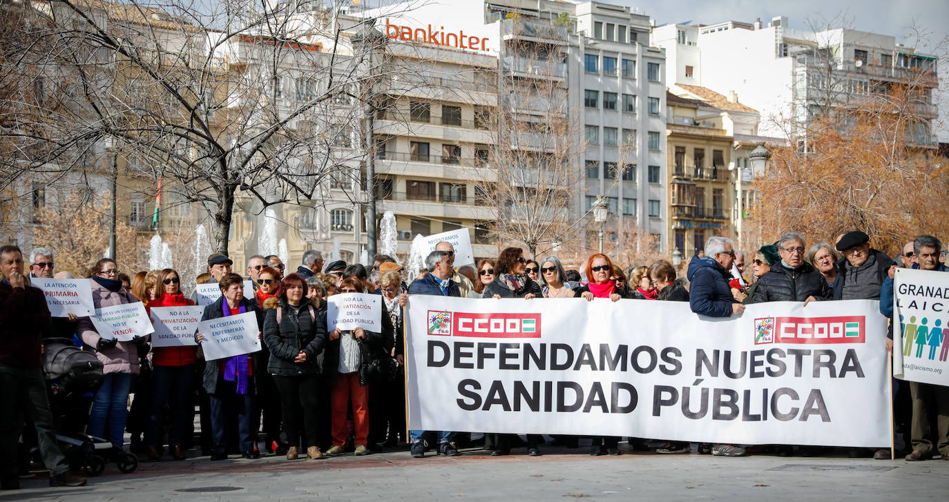 La absorcion de la Escuela Andaluza de Salud Publica toma protagonismo en la concentración que han secundado 400 ciudadanos