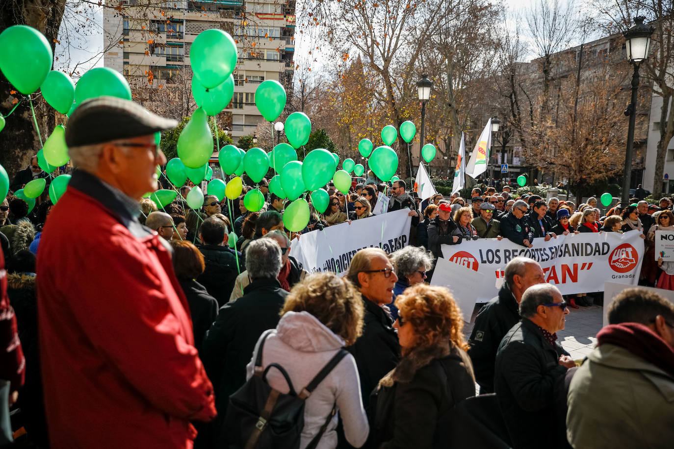 La absorcion de la Escuela Andaluza de Salud Publica toma protagonismo en la concentración que han secundado 400 ciudadanos
