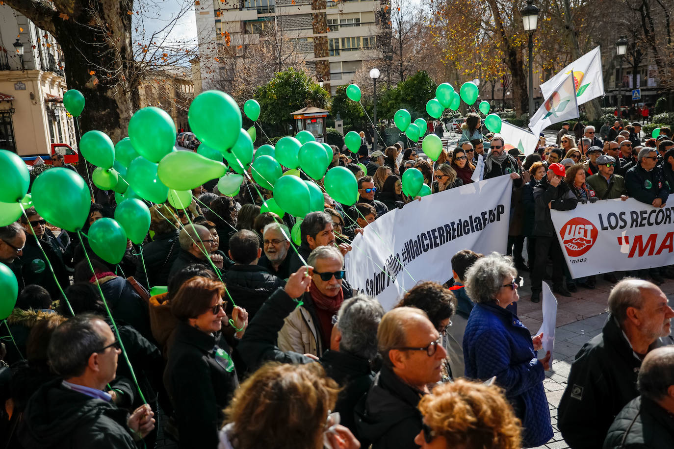 La absorcion de la Escuela Andaluza de Salud Publica toma protagonismo en la concentración que han secundado 400 ciudadanos