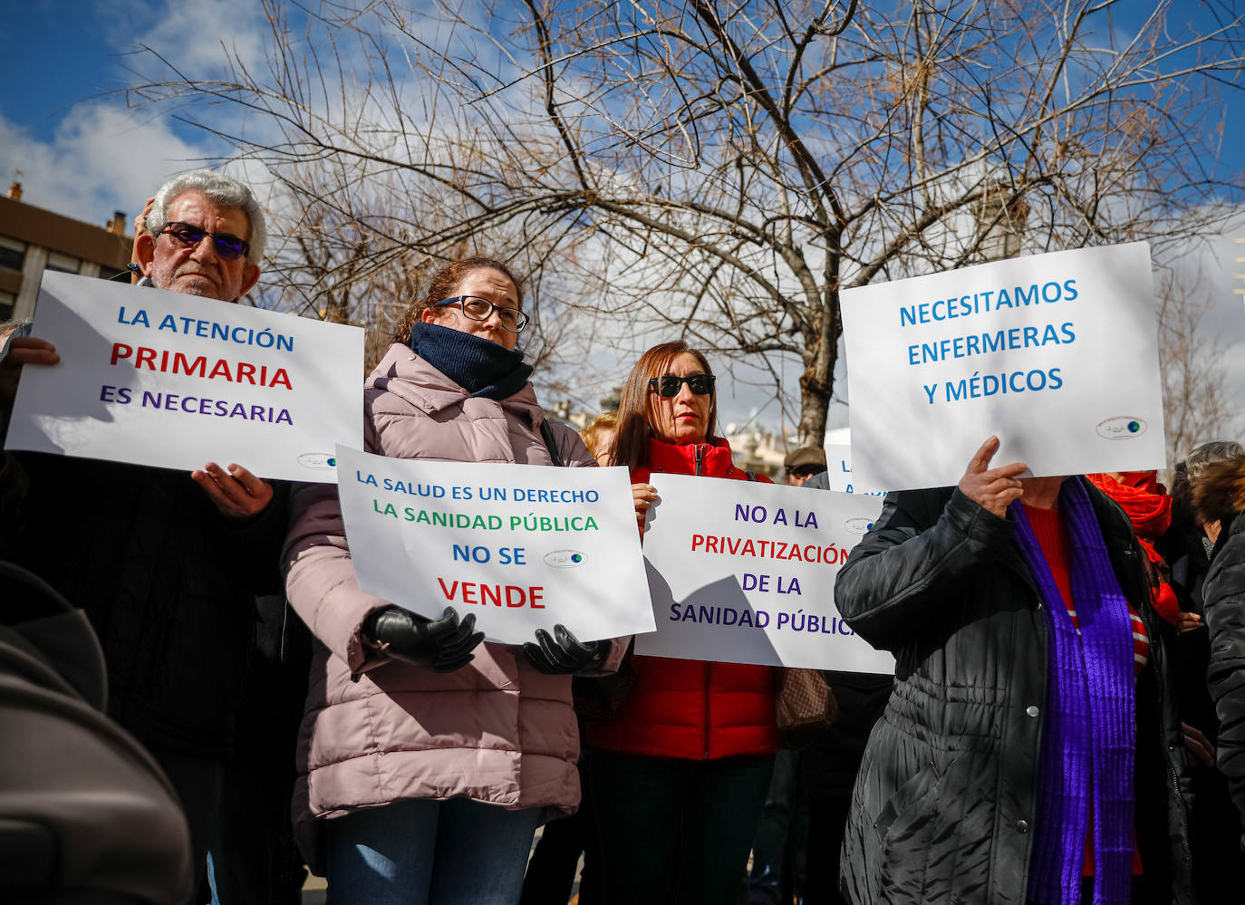 La absorcion de la Escuela Andaluza de Salud Publica toma protagonismo en la concentración que han secundado 400 ciudadanos