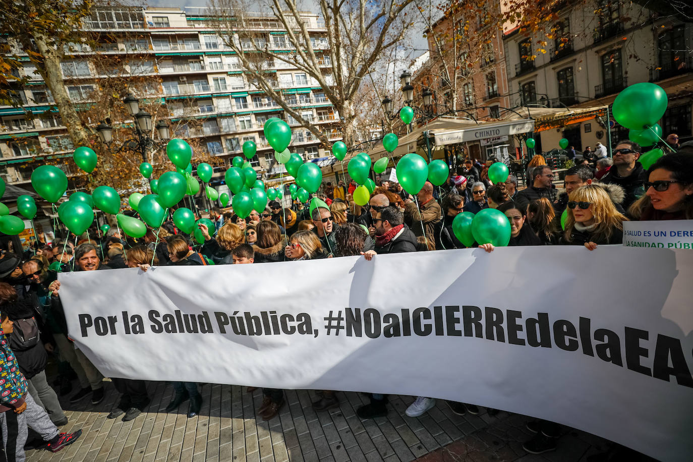 La absorcion de la Escuela Andaluza de Salud Publica toma protagonismo en la concentración que han secundado 400 ciudadanos