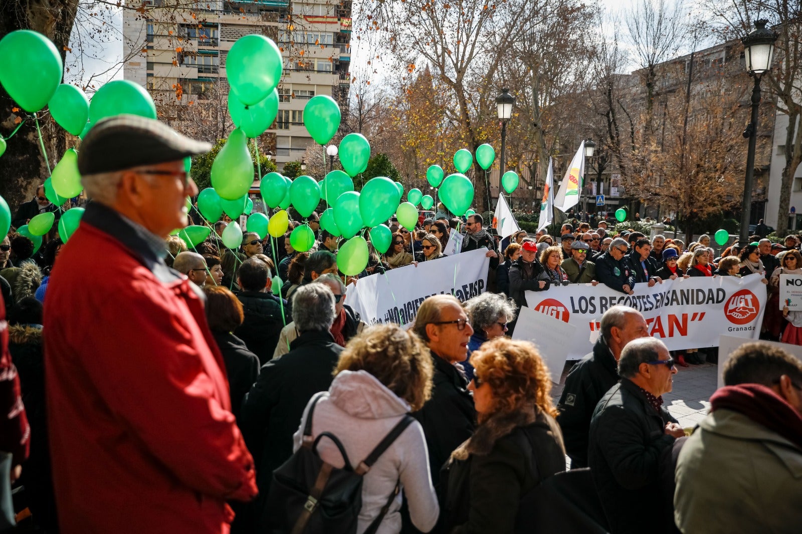 La absorcion de la Escuela Andaluza de Salud Publica toma protagonismo en la concentración que han secundado 400 ciudadanos