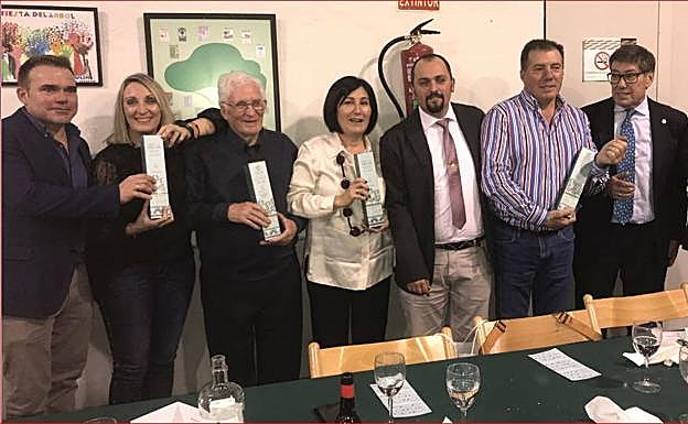 Foto de familia de los premiados. 