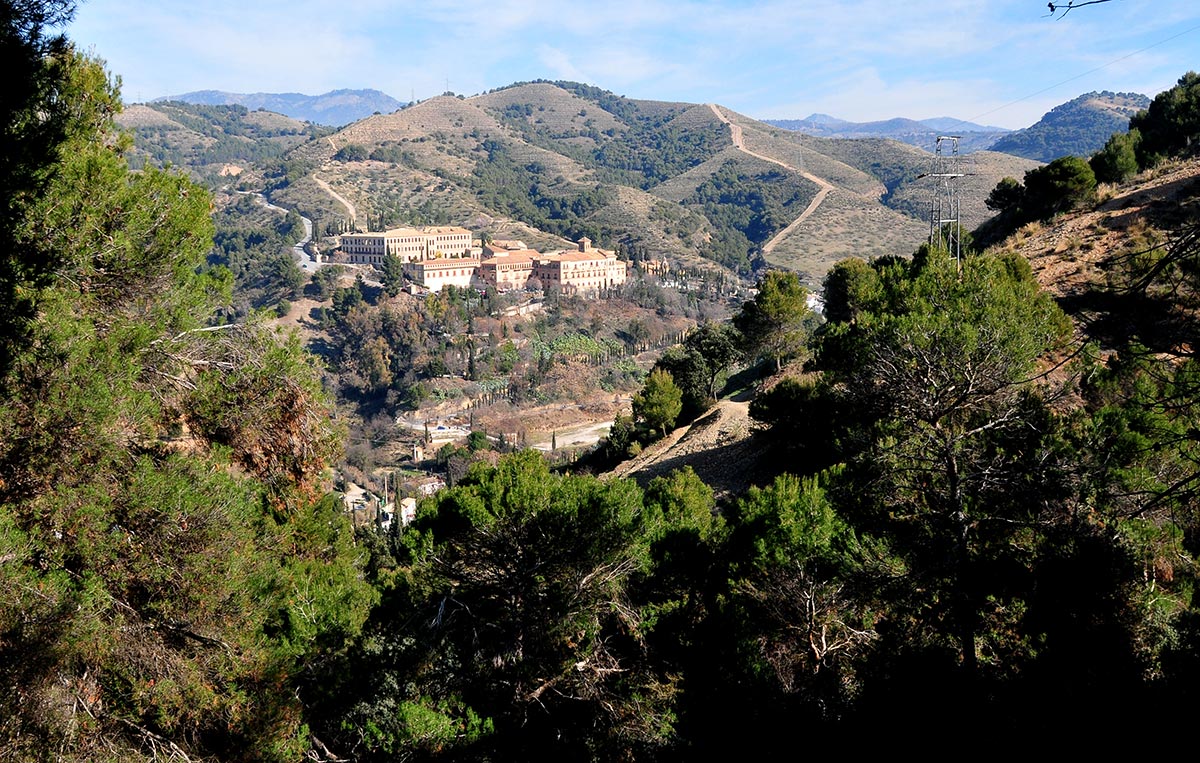 Desde el cerro del Sol se contempla la Abadía y los caminos que acceden desde la carretera de Murcia y El Fargue 