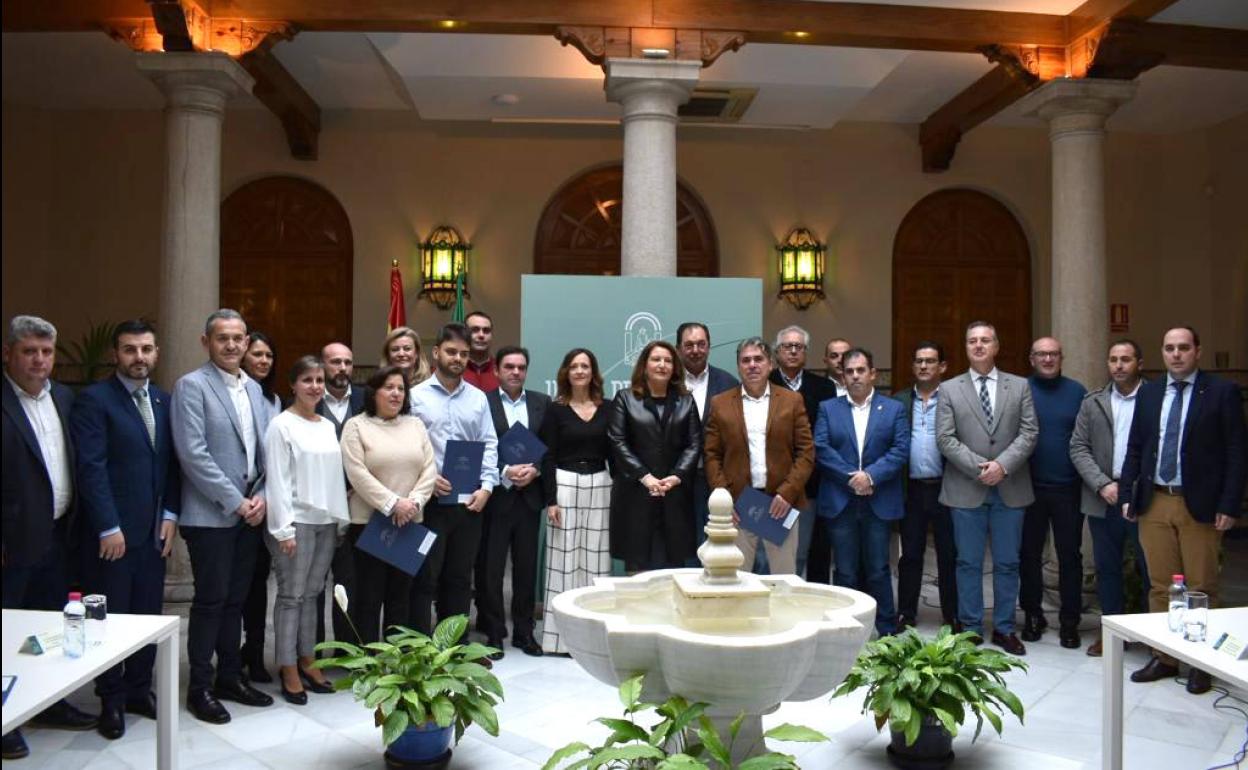 Foto de familia de la consejera de Agricultura,Carmen Crespo, con los ayuntamientos beneficiados. IDEAL