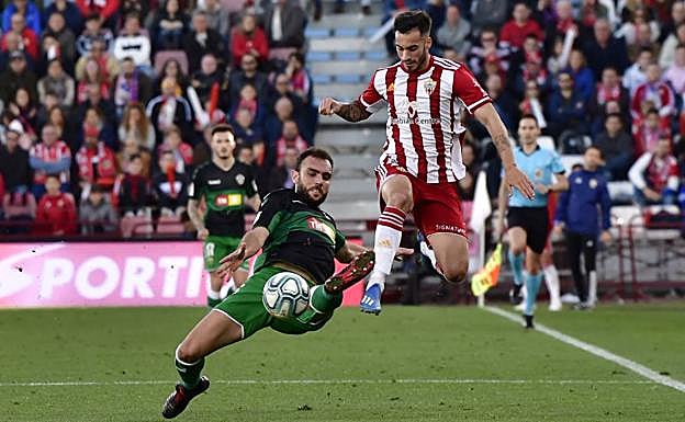 Lazo intenta esquivar la dura entrada de Gonzalo Verdú. 