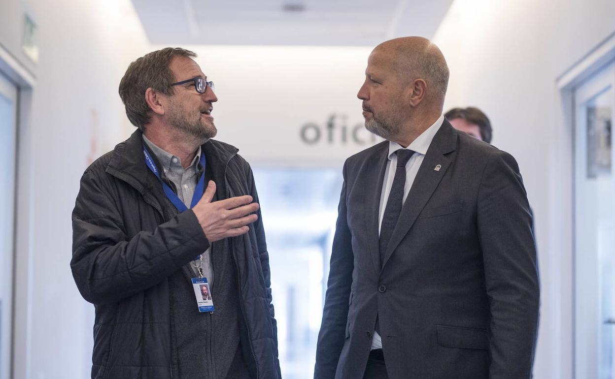 Ernesto Páramo, a la izquierda, y Javier Imbroda. 