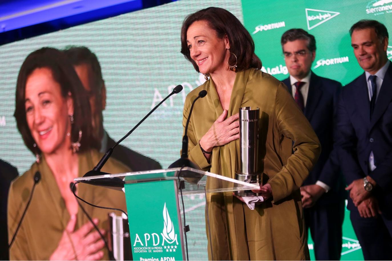 Lola Fernández Ochoa agradece el premio en honor a su hermana Blanca. 