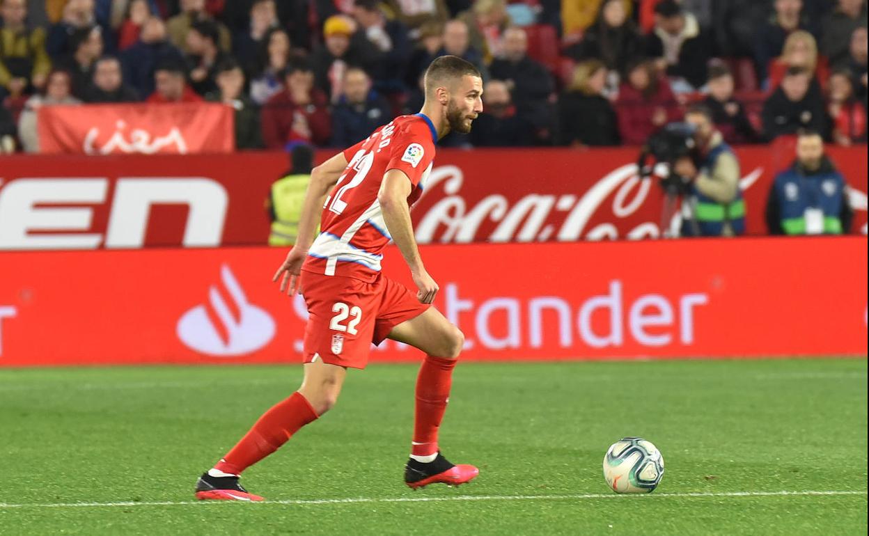 Duarte controla el balón en el encuentro de Sevilla. 