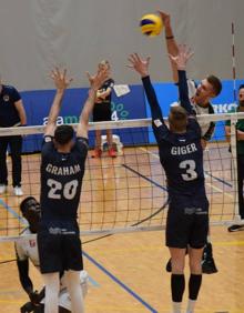 Imagen secundaria 2 - Arriba, Hage supera el triple bloqueo de Jimenez, Treial y Caics. Abajo a la izquierda, bloqueo almeriense en un pabellón lleno. Abajo a la derecha, Kukartsev supera a Graham y Giger. 