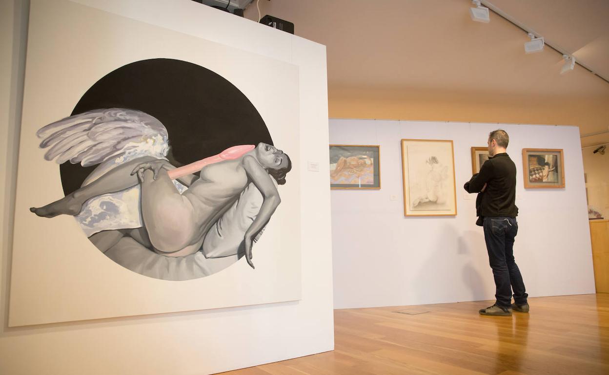 En primer plano la obra 'Leda y cisne', de Carmen González Castro, que se puede ver en la exposición 'Arte de andar por casa'.