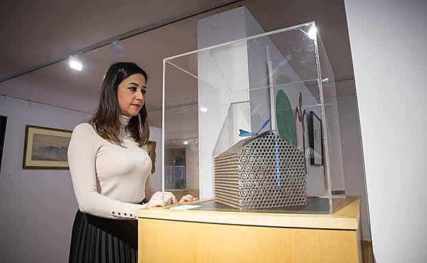 Escultura 'El tiempo vuela' de Soledad Sevilla.