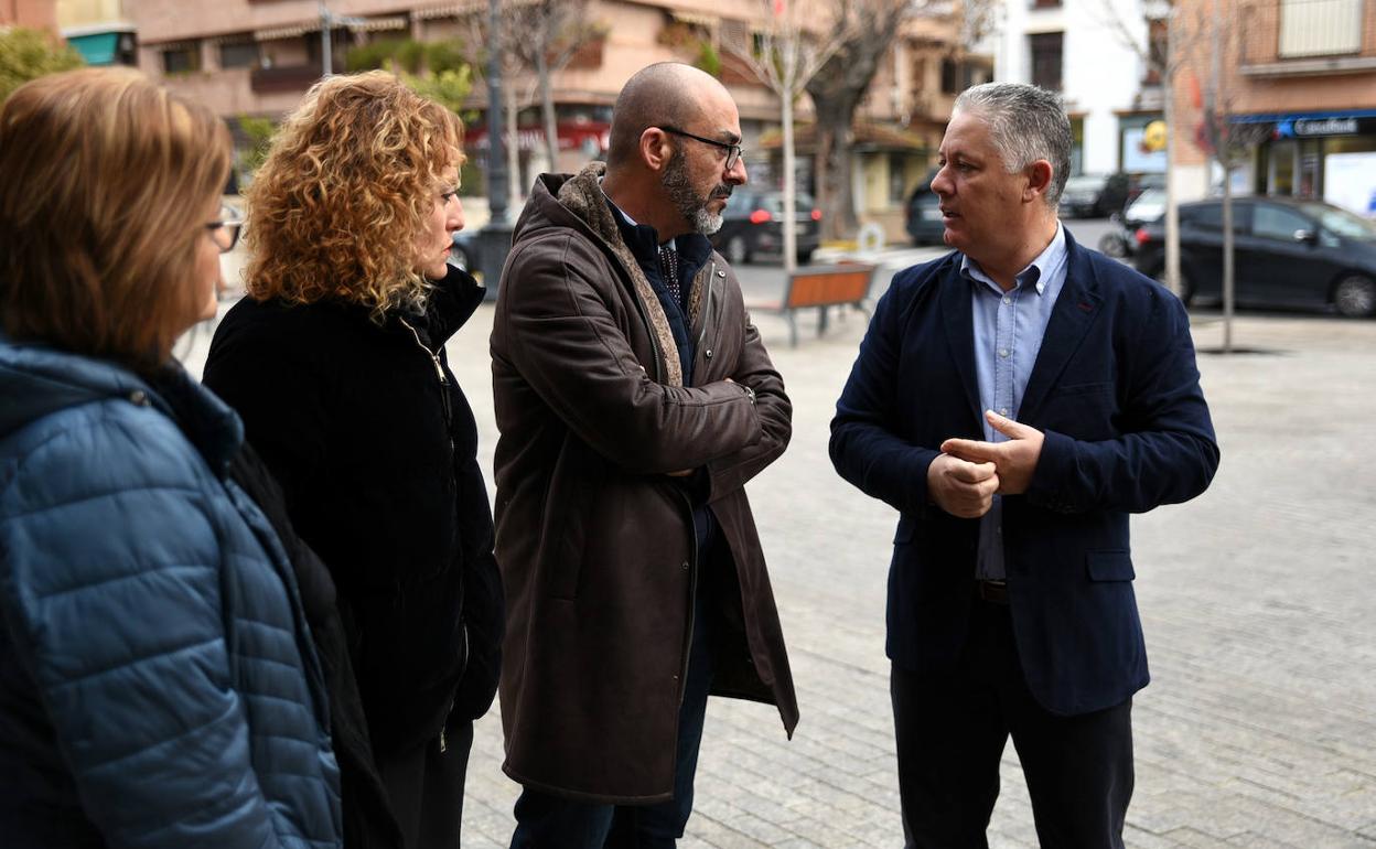 El diputado de Obras Públicas charla con el alcalde de Albolote sobre el futuro carril bici. 