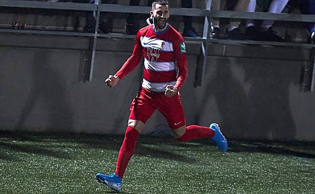 Maxime Gonalons celebra su gol en Badalona. 