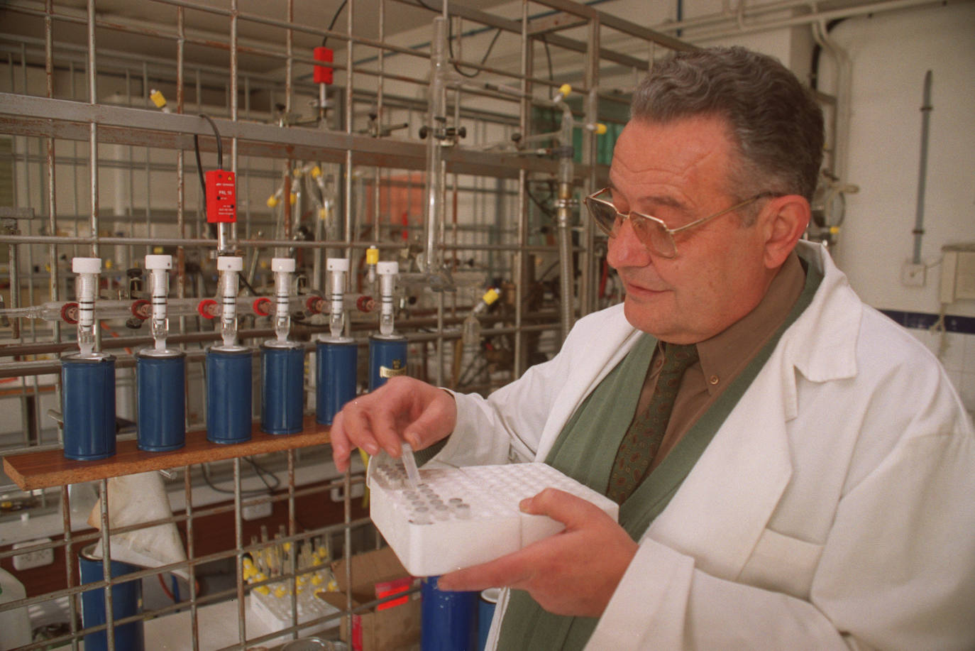 Emilio Reyes en su laboratorio en el Zaidín 