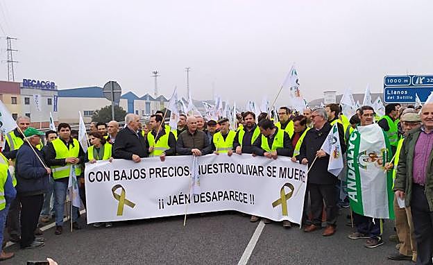 Hasta 35 kilómetros de retenciones repartidos por toda la provincia debido a la protesta de los agricultores