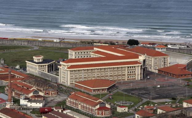 Vista desde el monte Buciero del centro penitenciario de El Dueso, con la playa de Berria y el Cantábrico al fondo.