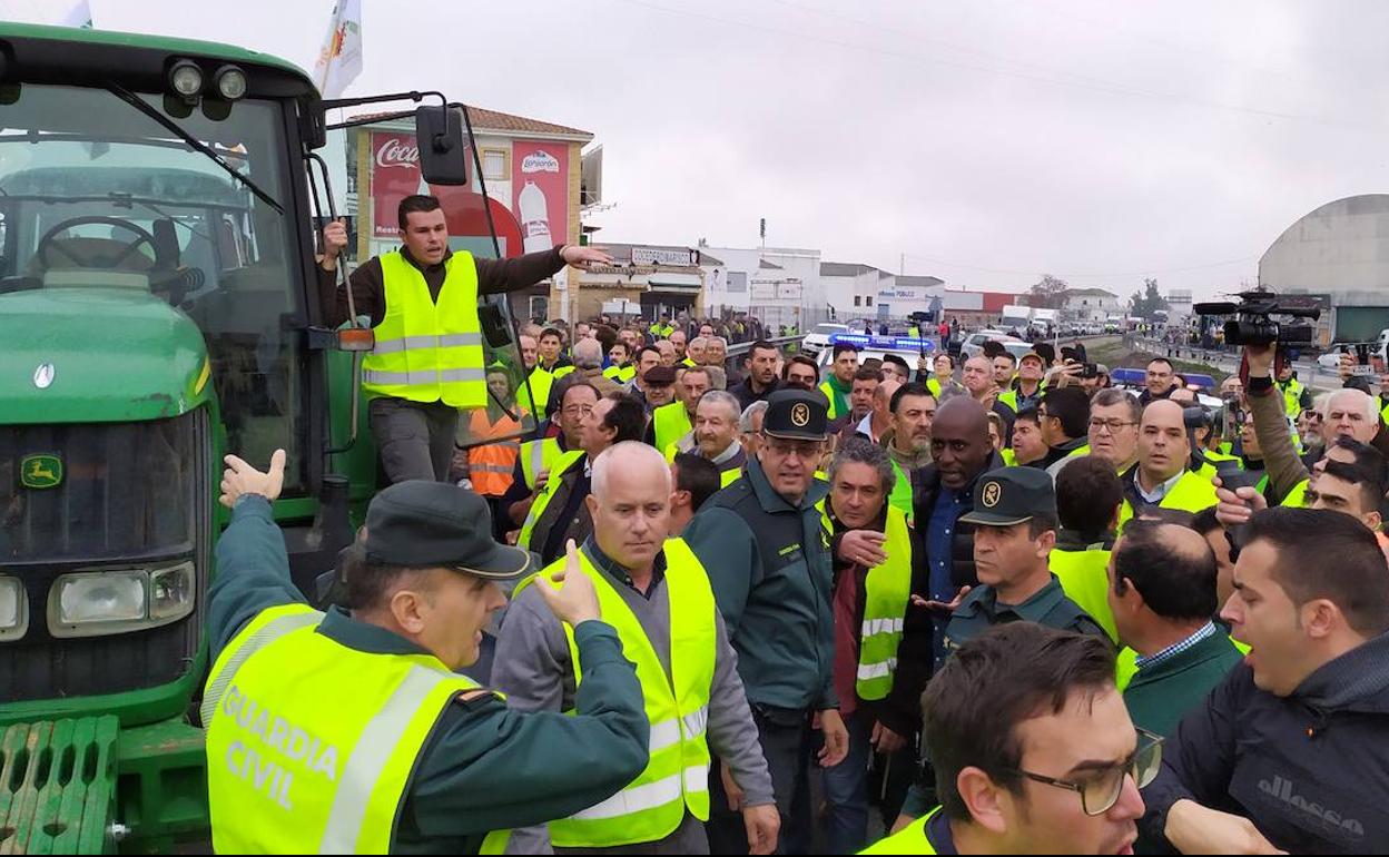 Protestas de los manifestantes ante los agentes. 