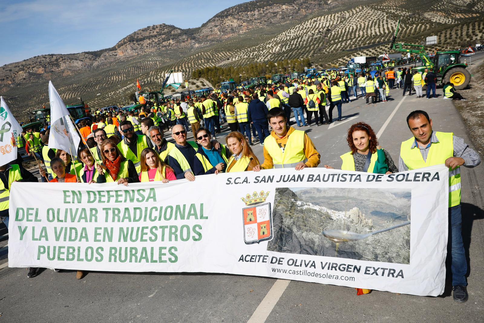Miles de trabajadores del sector del olivar se han manifestado en toda la provincia de Jaén