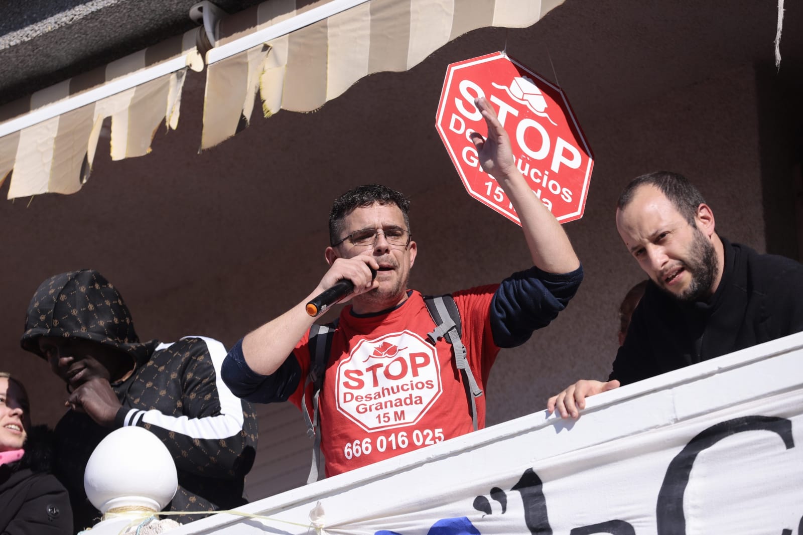 Ana Mari tiene 34 años y vive en La Herradura junto a su hijo de 13 y su madre de 55. Hace tres décadas que residen en una vivienda heredada de sus abuelos. Pero están a punto de quedarse en la calle