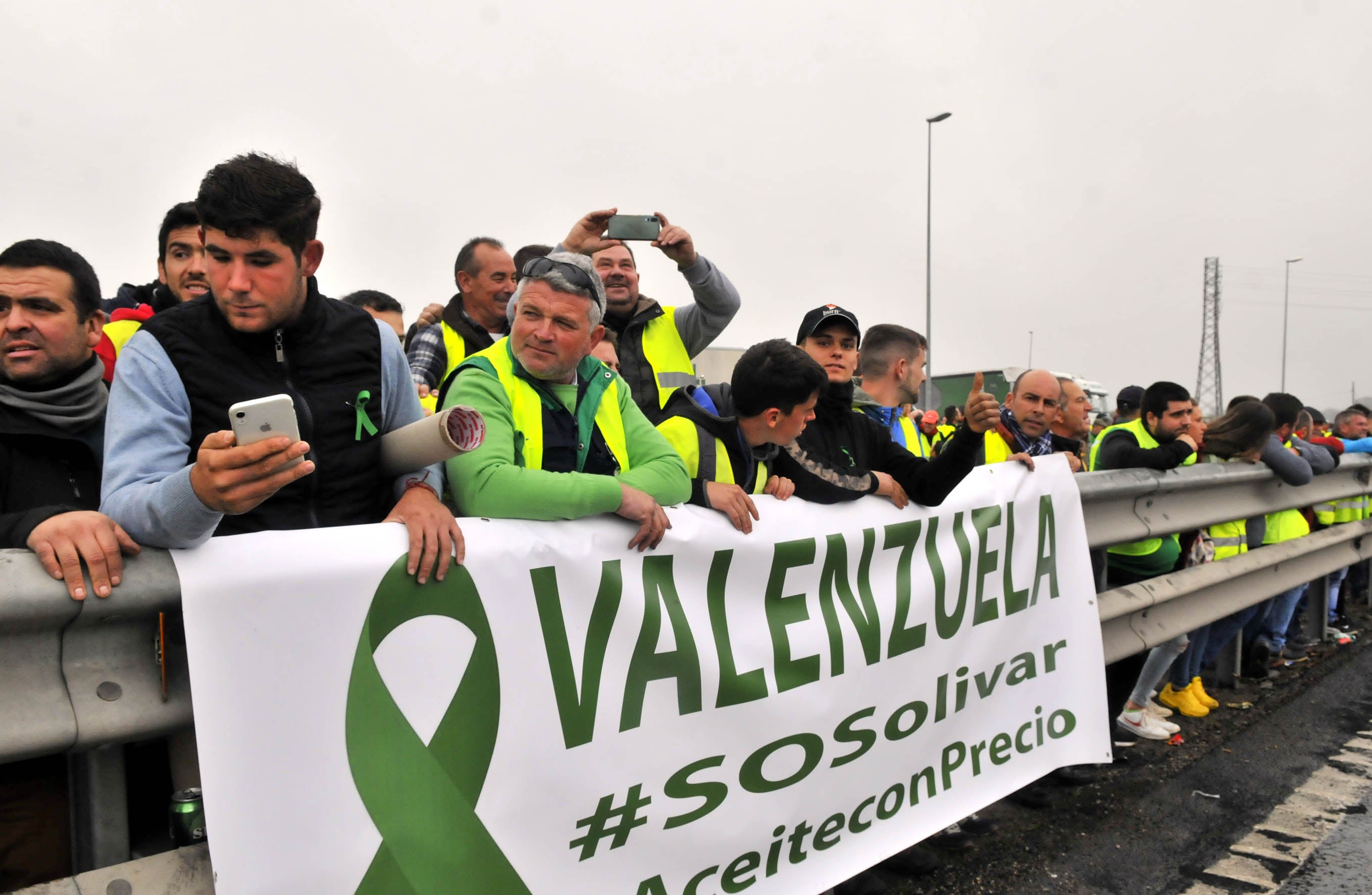 Miles de trabajadores del sector del olivar se han manifestado en toda la provincia de Jaén