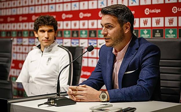 Fran Sánchez, director deportivo del Granada, durante la presentación de Jesús Vallejo. 