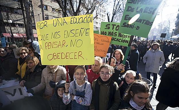 Colegios rurales de Granada | Las familias denuncian la «paralización» de Educación por la falta de un nuevo delegado