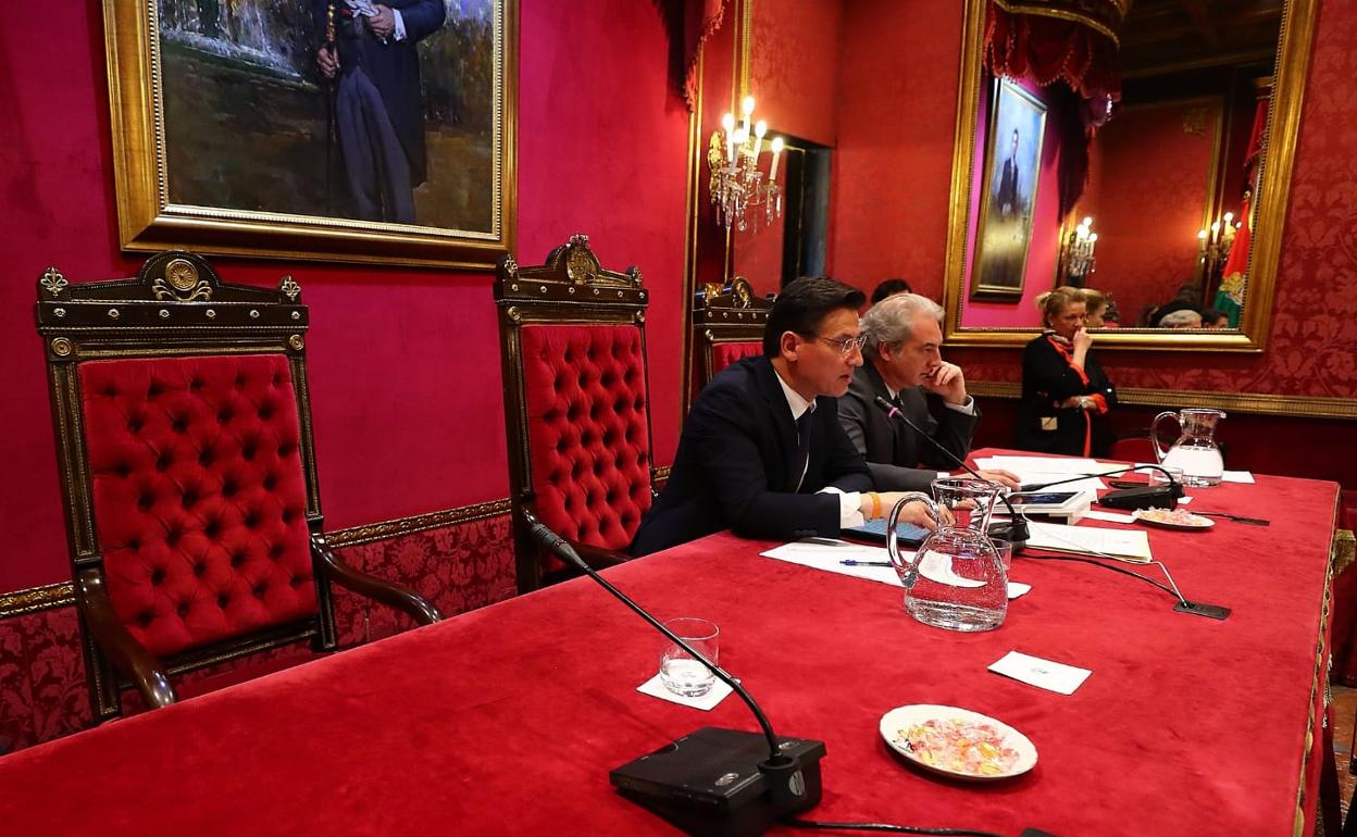 El alcalde de Granada, Luis Salvador, junto al asiento de Sebastián Pérez, vacío. 