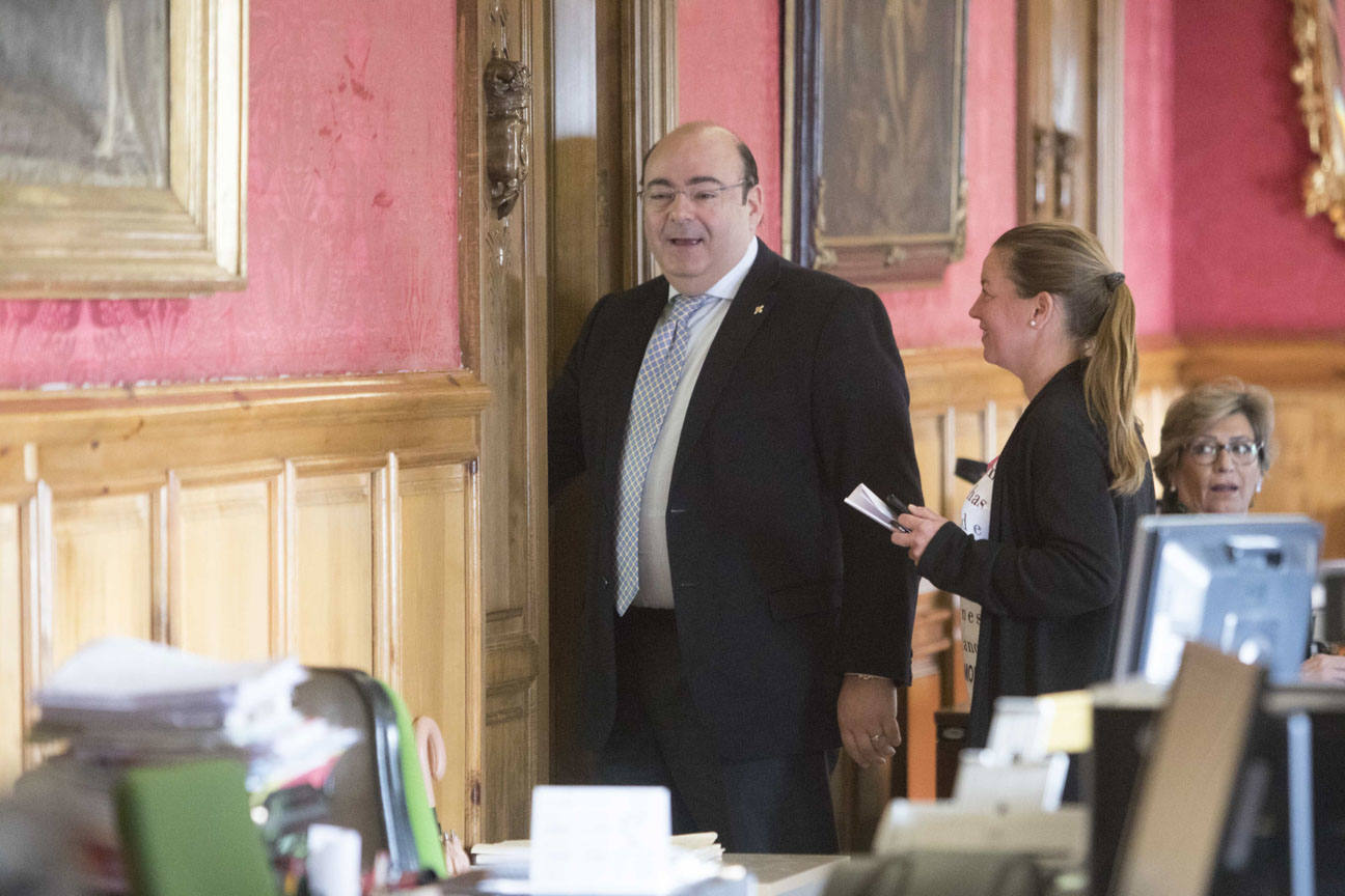 El mandatario popular ha anunciado su salida de la dirección del partido a nivel provincial en el pleno ordinario del Ayuntamiento de Granada 