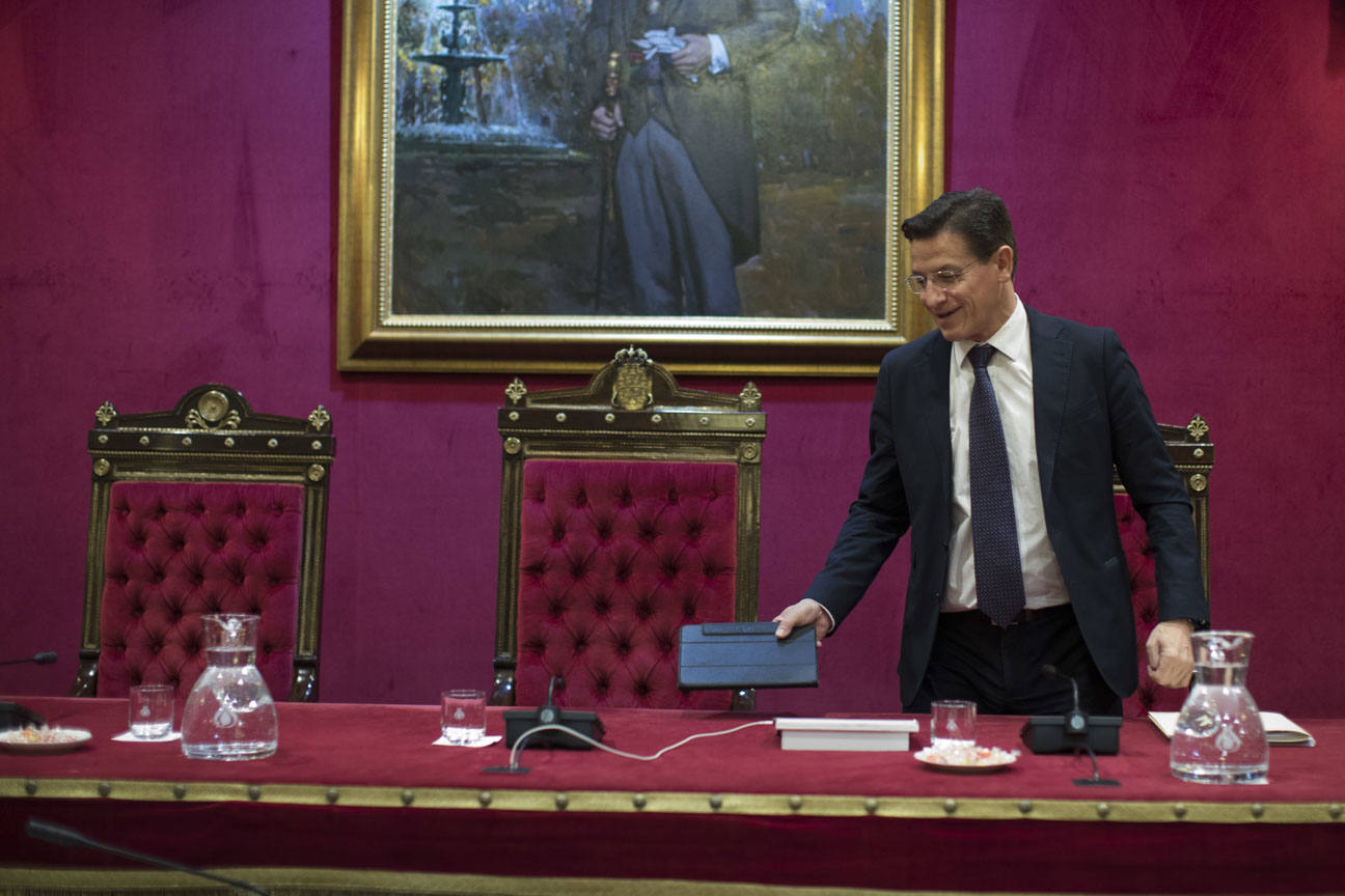 El mandatario popular ha anunciado su salida de la dirección del partido a nivel provincial en el pleno ordinario del Ayuntamiento de Granada 