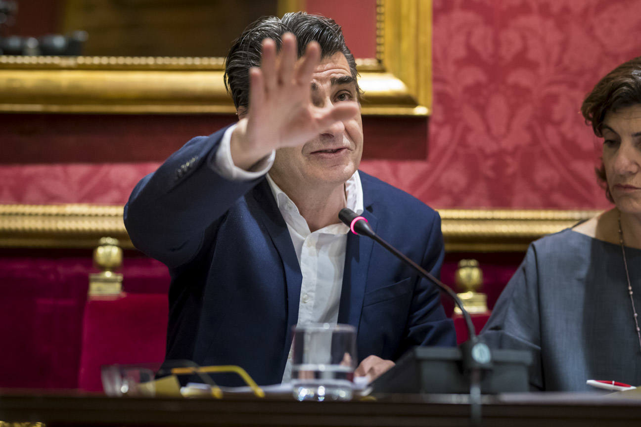 El mandatario popular ha anunciado su salida de la dirección del partido a nivel provincial en el pleno ordinario del Ayuntamiento de Granada 