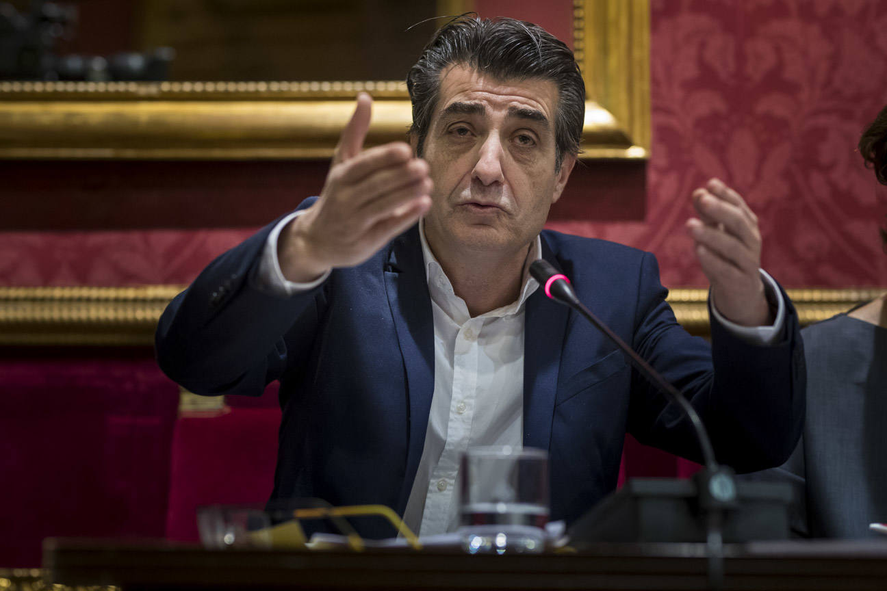 El mandatario popular ha anunciado su salida de la dirección del partido a nivel provincial en el pleno ordinario del Ayuntamiento de Granada 